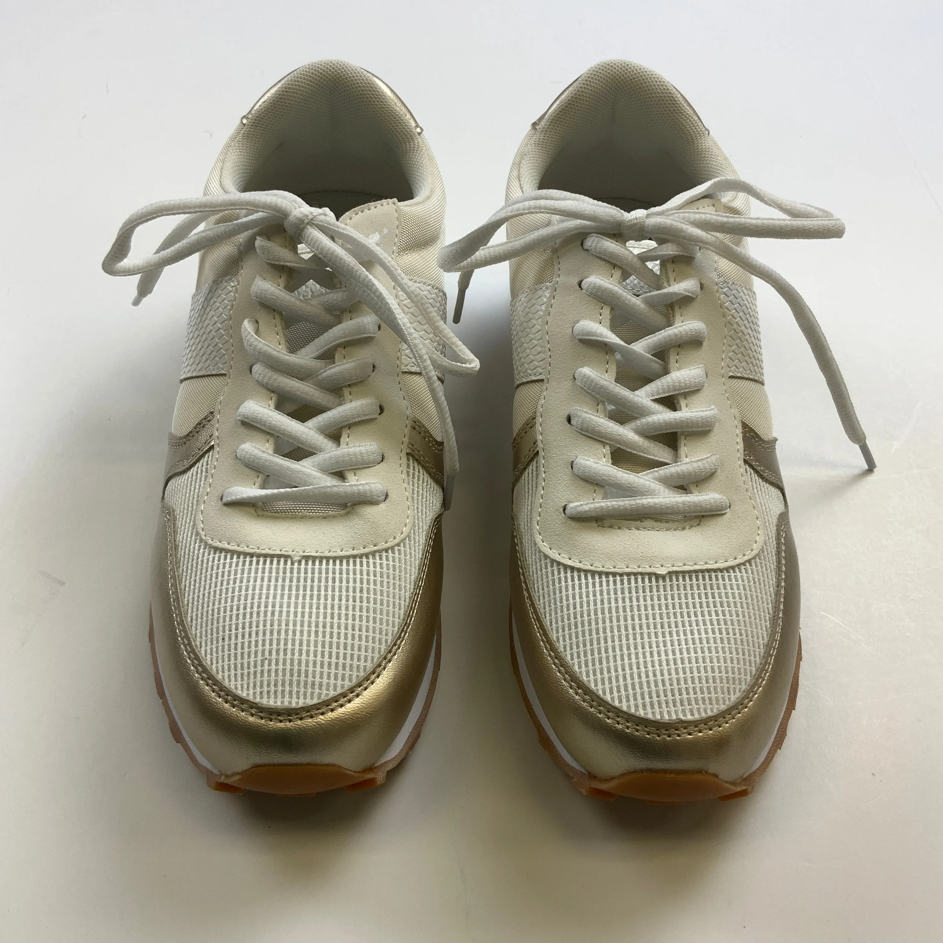 Shoes Sneakers By Clothes Mentor In Cream, Size: 9