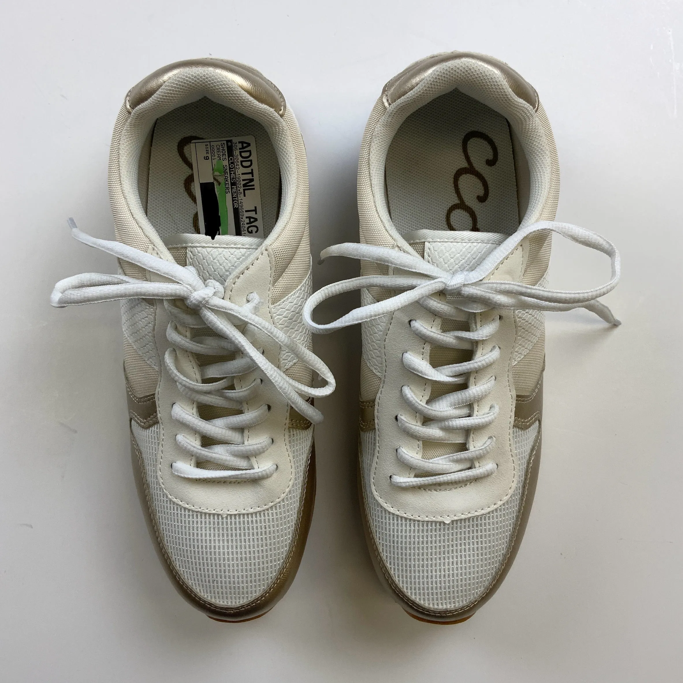 Shoes Sneakers By Clothes Mentor In Cream, Size: 9